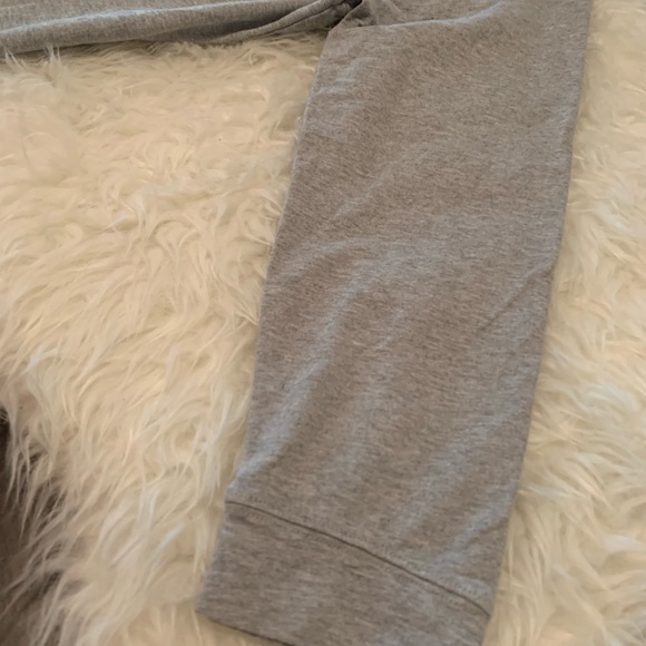 Disney adorable “Minnie” long sleeve pullover. - Picture 6 of 9